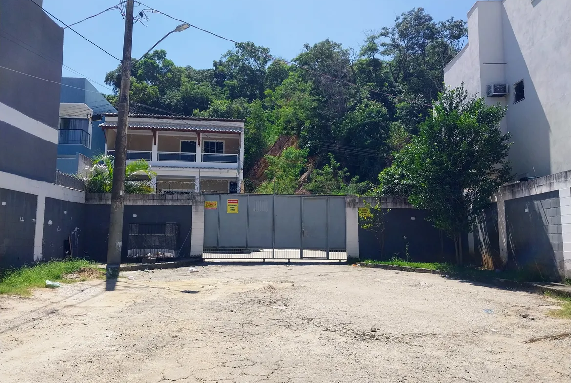 Terreno com 331m² condomínio fechado em Campo Grande
