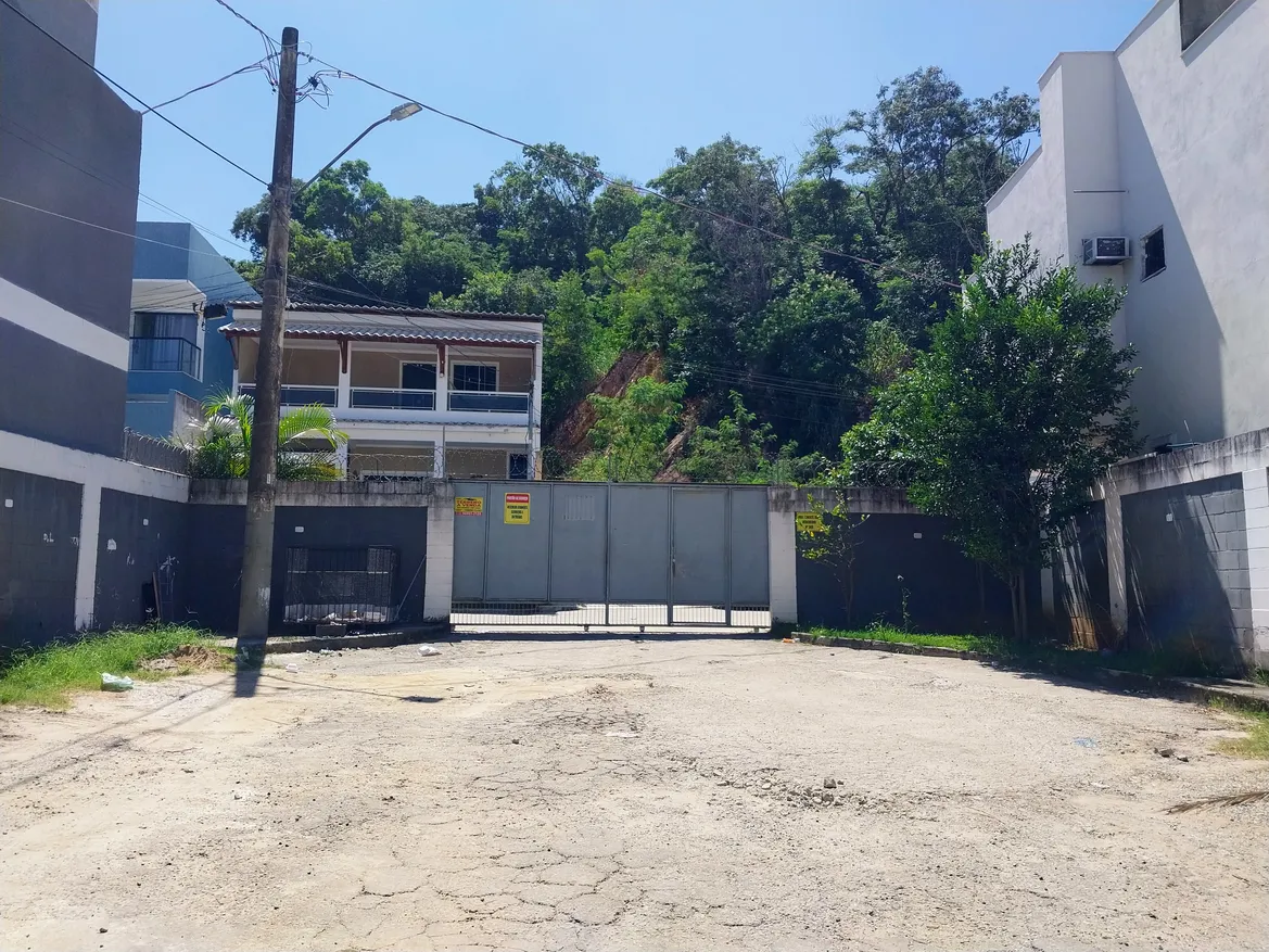 Terreno com 331m² condomínio fechado em Campo Grande
