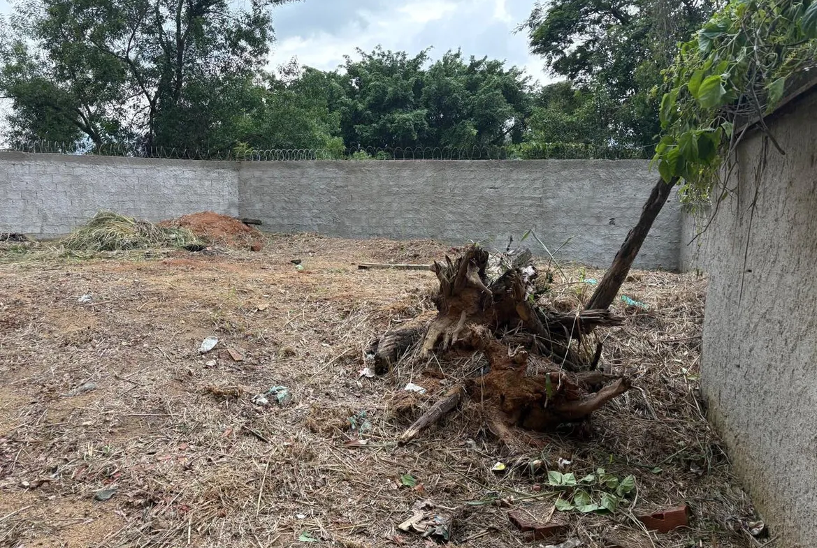 Terreno com 331m² condomínio fechado em Campo Grande
