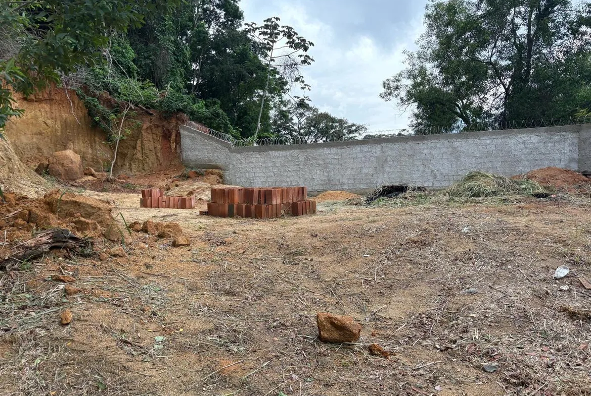 Terreno com 331m² condomínio fechado em Campo Grande