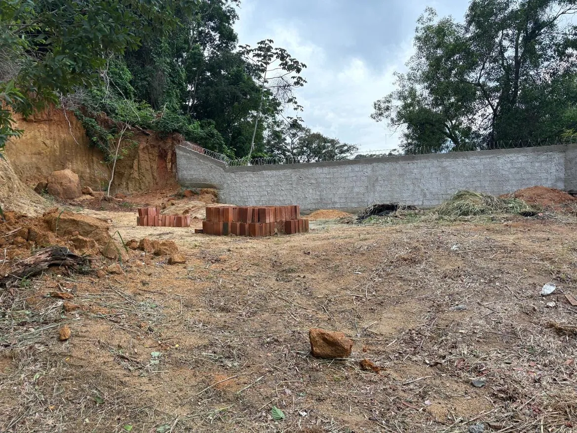 Terreno com 331m² condomínio fechado em Campo Grande
